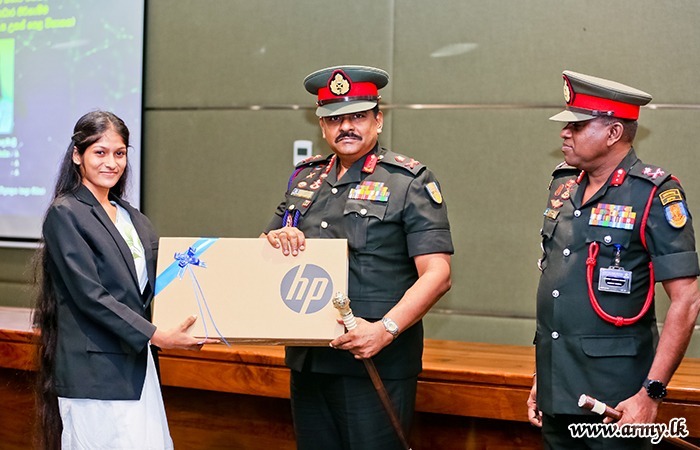 යුද්ධ හමුදාව වෙතින් විශ්ව විද්යාල වරම් ලැබූ විරු දරුවන් හට ලැප්ටොප් පරිගණක ප්රදානයක්.
