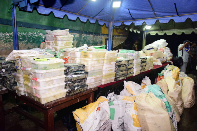 නාවික හමුදාව සොයාගත් මත්ද්රව්ය සම්බන්ධයෙන් 5ක් අත්අඩංගුවට