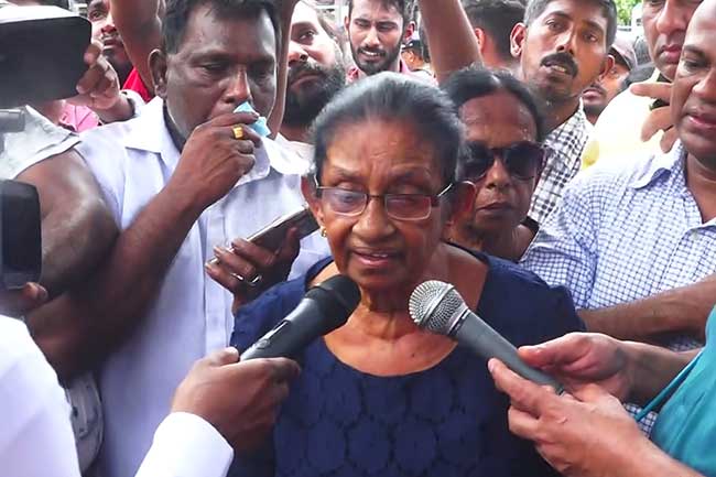 සලේ තවදුරටත් රෝහලේ – කොටුවේ සත්යග්රහයට සලේගේ මවත් එක්වෙයි