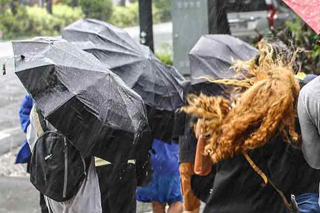 ප්රදේශ කිහිපයකට පස්වරුවේ ගිගුරුම් සහිත වැසි