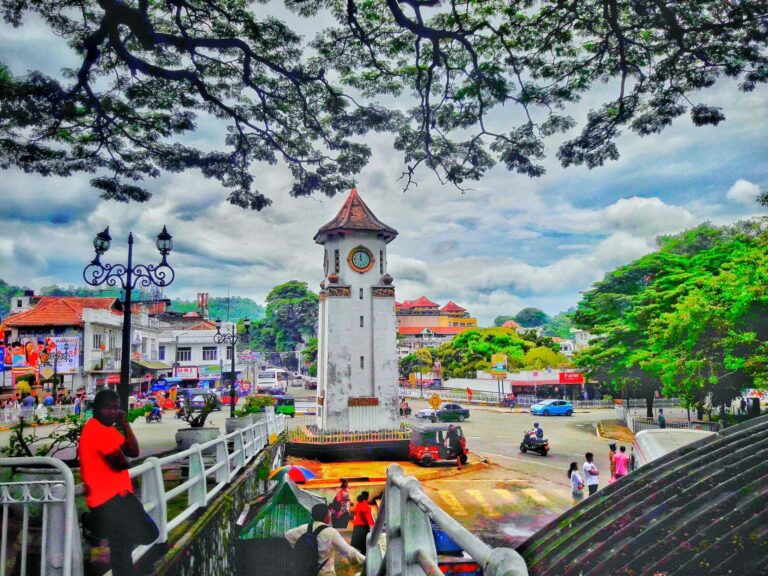 මහනුවර උමං මගින් නොගිය මගීන්ට වැඩවරදී