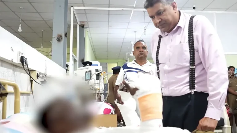 ගැටුමින් තුවාල වූ නිලධාරීන් බලන්න ගිය අධිකරණ ඇමති