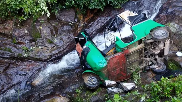 ත්රිරෝද රථයක් මෝහිනී ඇල්ලෙන් පහළට වැටී දෙදෙනෙකු මරුට